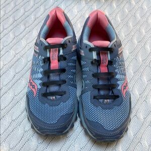 Women’s sz 9W Saucony Blue/gray and Pink Sneakers with Mesh & easy slip on bands